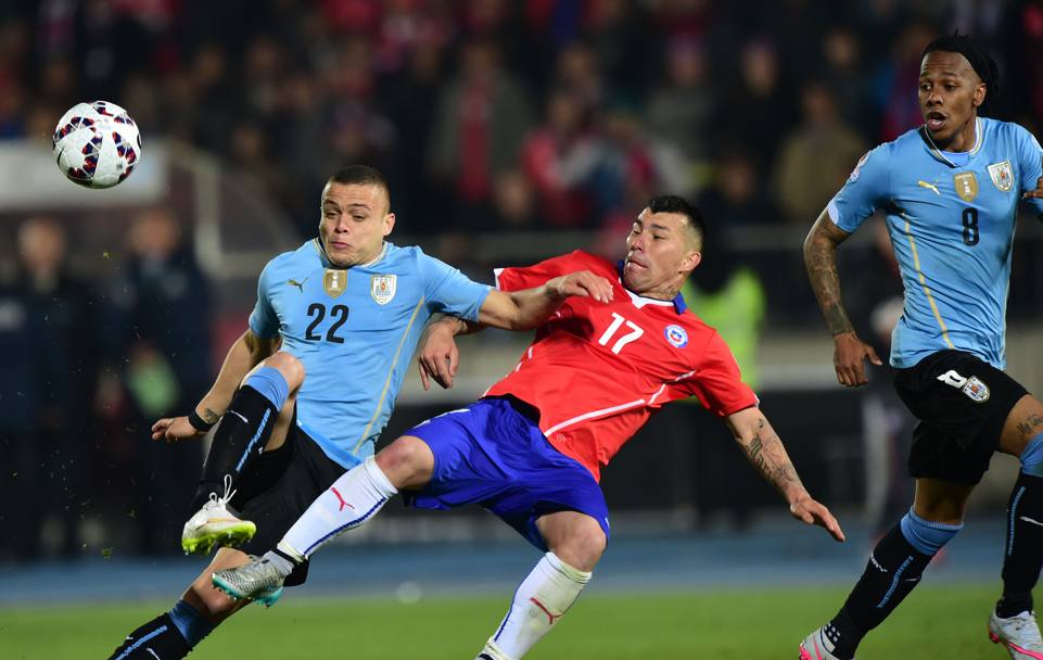Una azione di gioco tra l&#39;uruguaiano Jonathan Rodriguez e il difensore cileno Gary Medel (AFP)